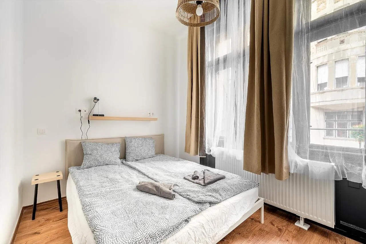Downtown Budapest Hegedus 8 0*,  Hongrie